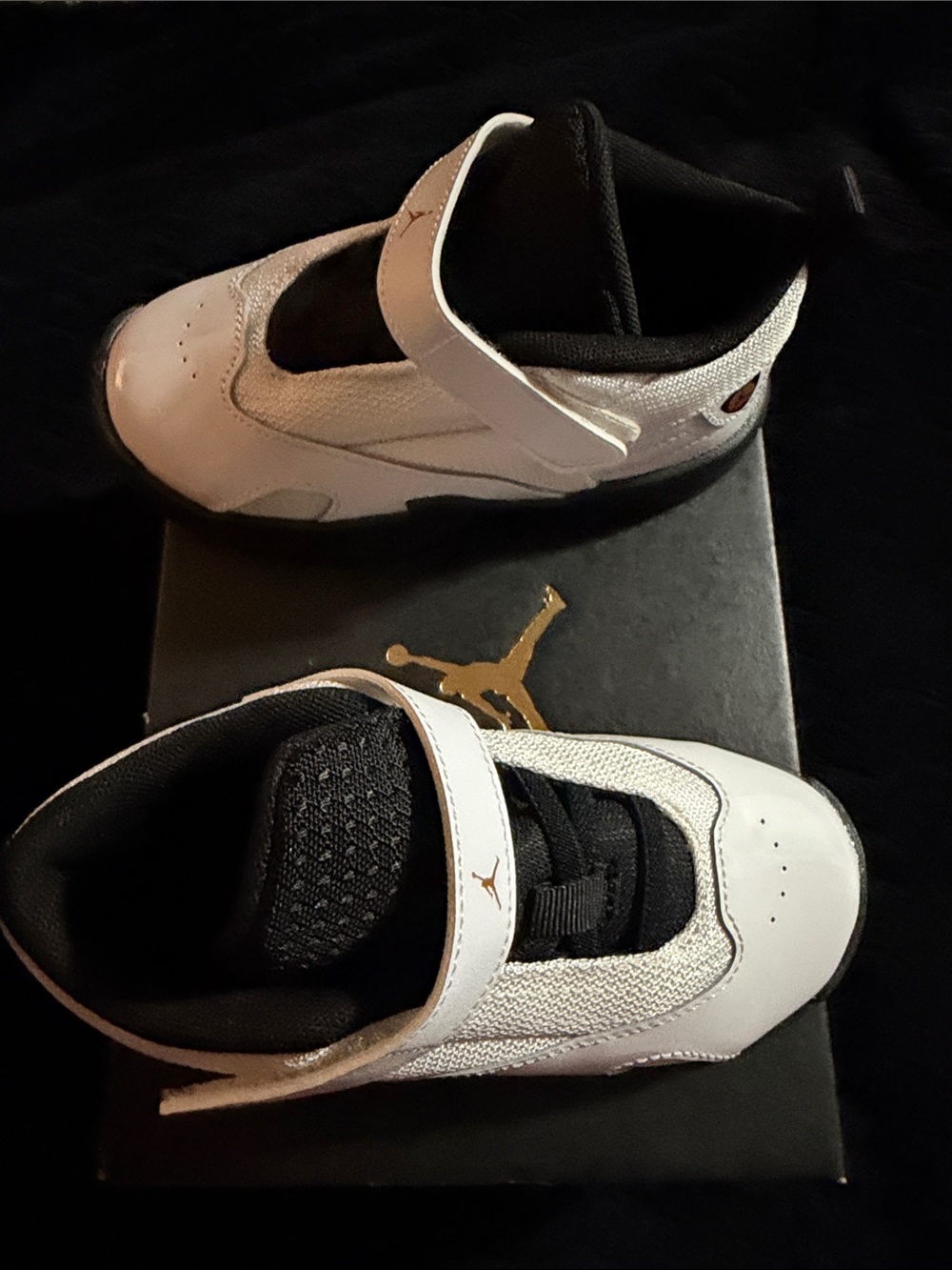 Jordan Max Aura 6 Kids Sneakers - White, Metallic Gold, Black NEW IN BOX 9C
